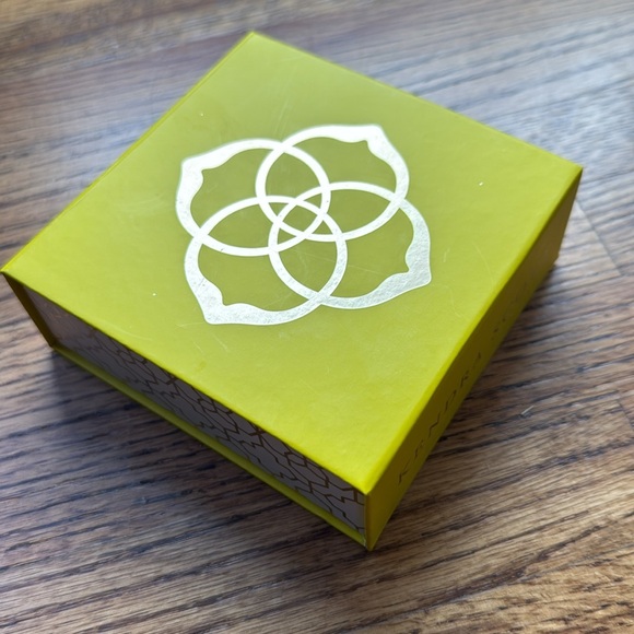 Kendra Scott Eliza Silver Pendant Necklace in Emerald Cat's Eye - Picture 7 of 8